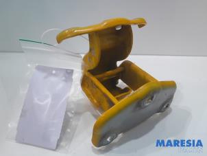 Używane Zawias tylnej klapy Renault Trafic (1FL/2FL/3FL/4FL) 1.6 dCi 95 Cena € 54,45 Z VAT oferowane przez Maresia Parts