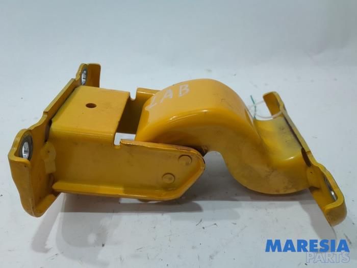 Gebrauchte Scharnier Heckklappe Renault Trafic (1FL/2FL/3FL/4FL) 1.6 dCi 95 Preis € 54,45 Mit Mehrwertsteuer angeboten von Maresia Parts