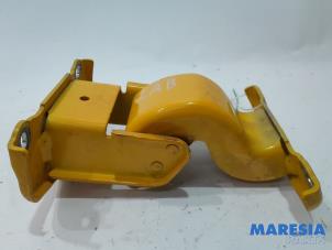 Używane Zawias tylnej klapy Renault Trafic (1FL/2FL/3FL/4FL) 1.6 dCi 95 Cena € 54,45 Z VAT oferowane przez Maresia Parts