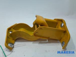 Used Tailgate hinge Renault Trafic (1FL/2FL/3FL/4FL) 1.6 dCi 95 Price € 54,45 Inclusive VAT offered by Maresia Parts