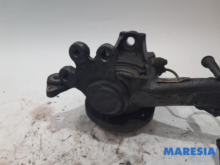 Knuckle, front right from a Citroën C5 III Berline (RD) 1.6 16V THP 155 2011