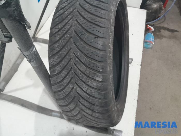 Tyre from a Citroën C4 Picasso (3D/3E) 1.6 16V THP 155