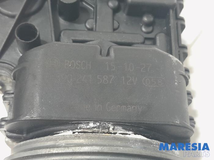 Scheibenwischermotor vorne van een Peugeot 308 SW (L4/L9/LC/LJ/LR) 1.6 BlueHDi 120 2015
