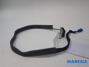Used GPS antenna Renault Captur (2R) 1.2 TCE 16V EDC Price € 15,00 Margin scheme offered by Maresia Parts