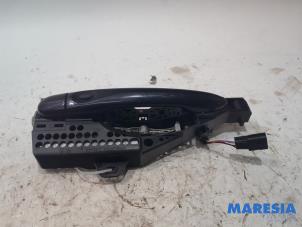 Used Front door handle 4-door, right Renault Captur (2R) 1.2 TCE 16V EDC Price € 25,00 Margin scheme offered by Maresia Parts
