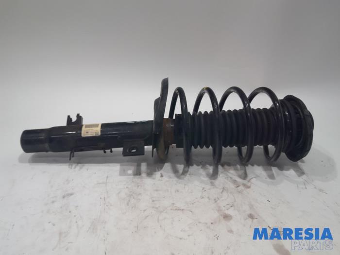 Front shock absorber rod, right from a Citroën C4 Cactus (0B/0P) 1.2 PureTech 82 12V 2015