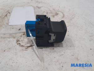 Used Parking brake switch Opel Corsa F (UB/UH/UP) Electric 50kWh Price € 18,15 Inclusive VAT offered by Maresia Parts