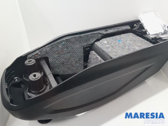 Middle console from a Citroën C4 Picasso (3D/3E) 1.6 16V THP 155 2013