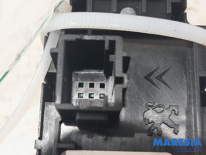 Usados Interruptor combinado de ventanillas Opel Corsa F (UB/UH/UP) Electric, Corsa-e 50kWh Precio € 42,35 IVA incluido ofrecido por Maresia Parts