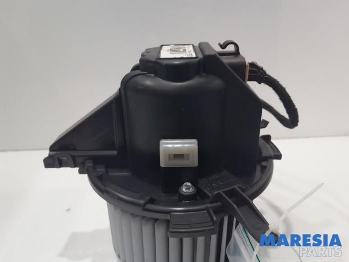 Heating and ventilation fan motor from a Citroën C4 Picasso (3D/3E) 1.6 16V THP 155 2013