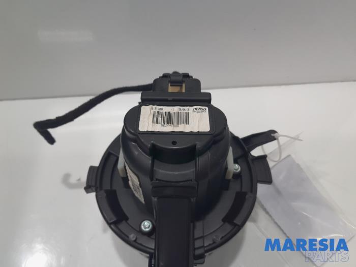 Heating and ventilation fan motor from a Citroën C4 Picasso (3D/3E) 1.6 16V THP 155 2013