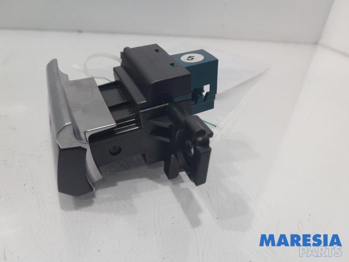 Parking brake switch from a Citroën C4 Picasso (3D/3E) 1.6 16V THP 155 2013