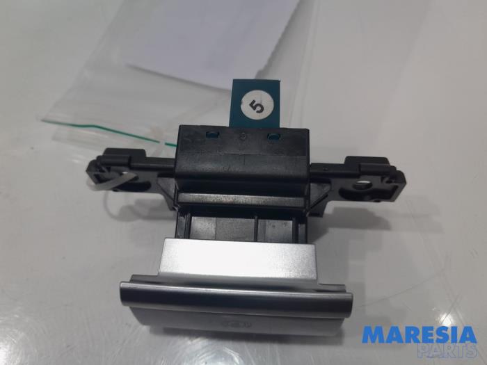 Parking brake switch from a Citroën C4 Picasso (3D/3E) 1.6 16V THP 155 2013
