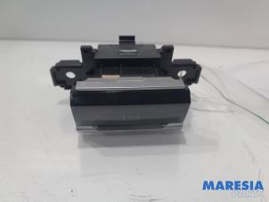 Używane Przelacznik hamulca postojowego Citroen C4 Picasso (3D/3E) 1.6 16V THP 155 Cena € 20,00 Procedura marży oferowane przez Maresia Parts