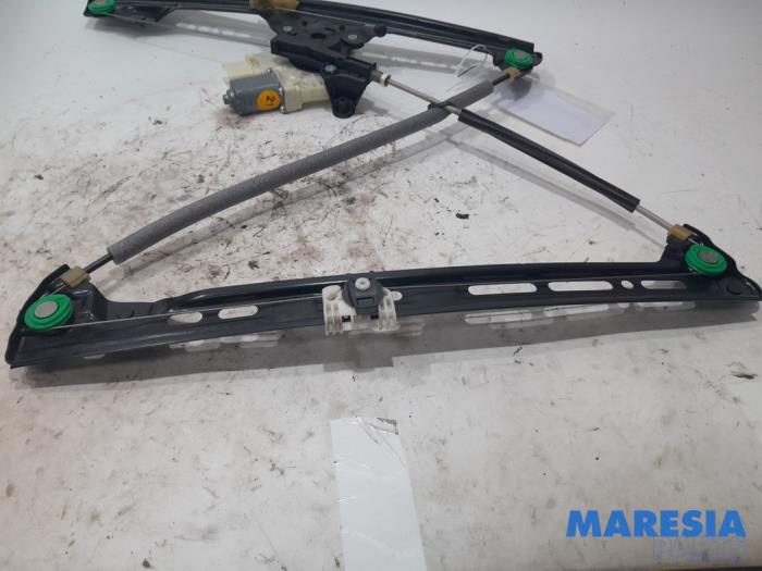 Window mechanism 4-door, front left from a Citroën C4 Picasso (3D/3E) 1.6 16V THP 155 2013