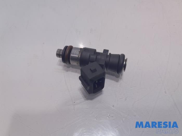 Injector (petrol injection) from a Fiat 500 (312) 0.9 TwinAir 80 2016