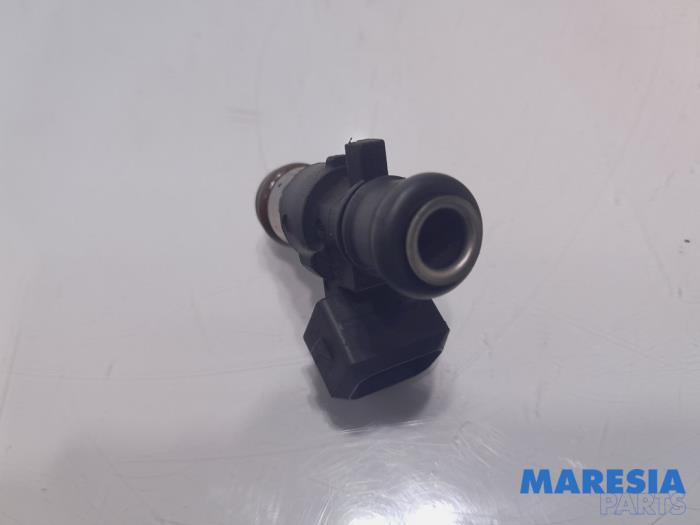 Injector (petrol injection) from a Fiat 500 (312) 0.9 TwinAir 80 2016