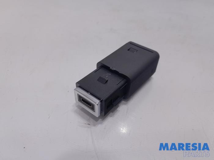 Używane Modul USB Peugeot 2008 (UD/UK/UR/US/UX) e-2008 50 kWh Cena € 24,20 Z VAT oferowane przez Maresia Parts
