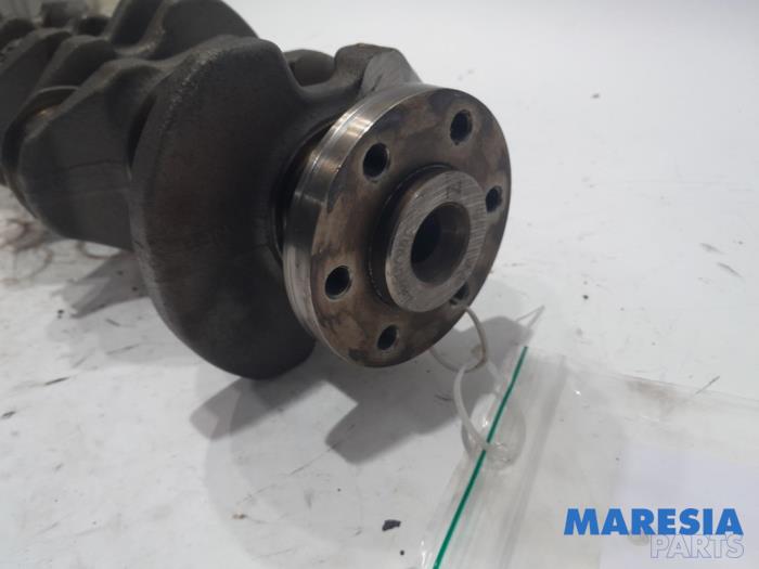 Crankshaft from a Peugeot 308 SW (L4/L9/LC/LJ/LR) 1.6 BlueHDi 120 2014