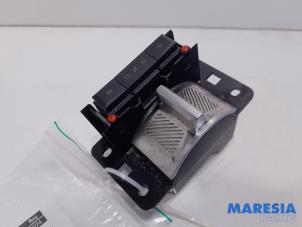 Used Automatic gear selector Peugeot 2008 (UD/UK/UR/US/UX) e-2008 50 kWh Price € 72,60 Inclusive VAT offered by Maresia Parts