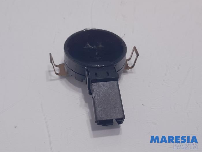 Begagnade Regnsensor Peugeot 2008 (UD/UK/UR/US/UX) e-2008 50 kWh Pris € 30,25 Inklusive moms erbjuds av Maresia Parts