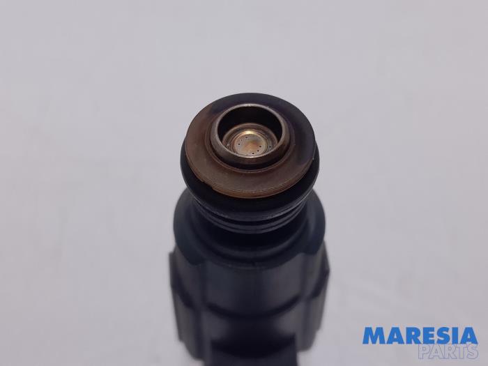 Injektor (Benzineinspritzung) van een Peugeot 208 I (CA/CC/CK/CL) 1.2 Vti 12V PureTech 82 2018
