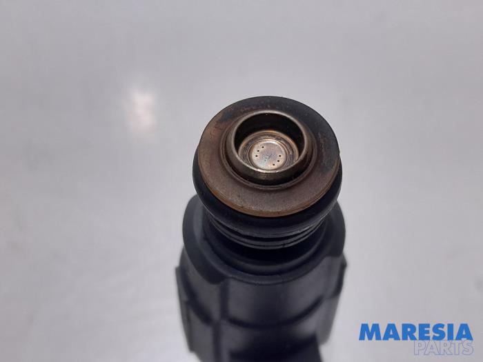 Injektor (Benzineinspritzung) van een Peugeot 208 I (CA/CC/CK/CL) 1.2 Vti 12V PureTech 82 2018