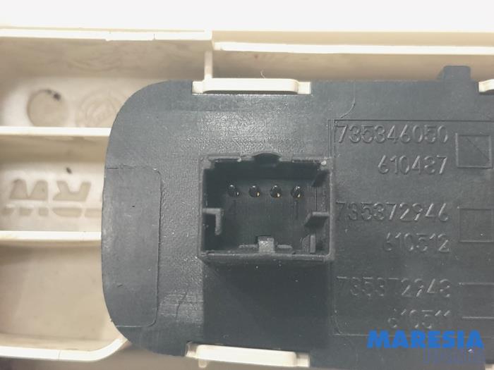 Używane Przelacznik szyberdachu Fiat 500 (312) 1.2 Cena € 20,00 Procedura marży oferowane przez Maresia Parts