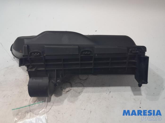 Air box from a Citroën C4 Picasso (3D/3E) 1.6 16V THP 155 2013