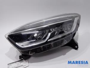 Used Headlight, left Renault Captur (2R) 1.2 TCE 16V EDC Price € 75,00 Margin scheme offered by Maresia Parts