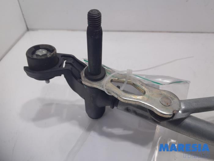 Wiper mechanism from a Peugeot 2008 (UD/UK/UR/US/UX) e-2008 50 kWh 2022