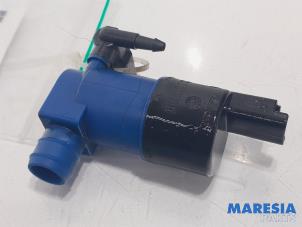 Used Windscreen washer pump Renault Captur (2R) 1.2 TCE 16V EDC Price € 10,00 Margin scheme offered by Maresia Parts