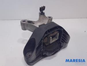 Used Engine mount Renault Captur (2R) 1.2 TCE 16V EDC Price € 30,00 Margin scheme offered by Maresia Parts
