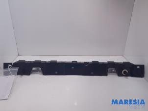 Used Lock plate Renault Captur (2R) 1.2 TCE 16V EDC Price € 50,00 Margin scheme offered by Maresia Parts