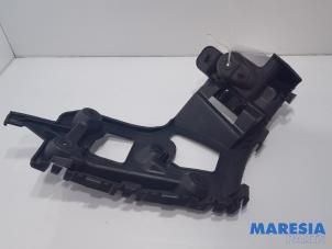 Used Rear bumper bracket, left Renault Captur (2R) 1.2 TCE 16V EDC Price € 15,00 Margin scheme offered by Maresia Parts