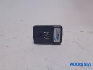 Używane Zlacze AUX/USB Fiat 500 (312) 0.9 TwinAir 80 Cena € 25,00 Procedura marży oferowane przez Maresia Parts
