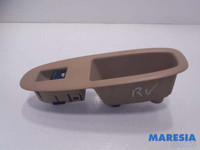 Usados Interruptor de ventanilla eléctrica Alfa Romeo 159 Sportwagon (939BX) 3.2 JTS V6 24V Q4 Precio € 25,00 Norma de margen ofrecido por Maresia Parts
