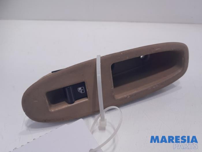 Usados Interruptor de ventanilla eléctrica Alfa Romeo 159 Sportwagon (939BX) 3.2 JTS V6 24V Q4 Precio € 25,00 Norma de margen ofrecido por Maresia Parts