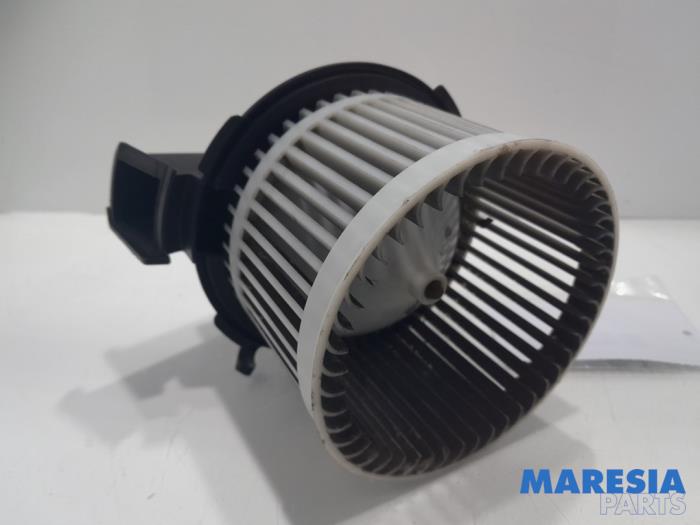 Heating and ventilation fan motor from a Fiat 500 (312) 1.2 69 2009