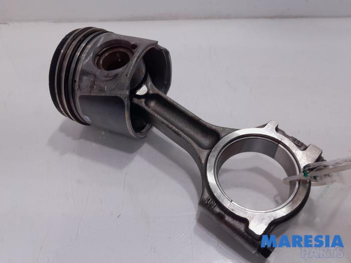 Usados Pistón Opel Vivaro 1.6 CDTi BiTurbo 125 Precio € 158,81 IVA incluido ofrecido por Maresia Parts