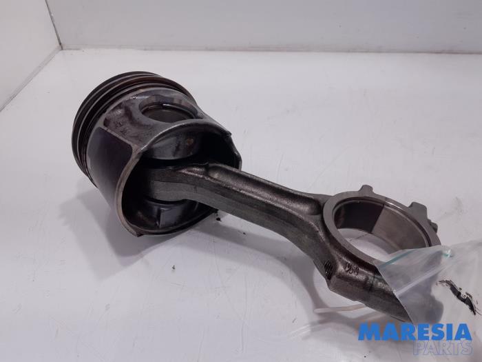 Usados Pistón Opel Vivaro 1.6 CDTi BiTurbo 125 Precio € 158,81 IVA incluido ofrecido por Maresia Parts