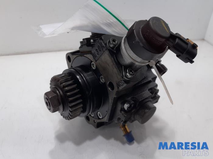 Mechanical fuel pump from a Opel Vivaro 1.6 CDTi BiTurbo 125 2017