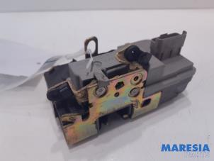 Used Door lock mechanism 2-door, right Peugeot 206 CC (2D) 1.6 16V Price € 25,00 Margin scheme offered by Maresia Parts