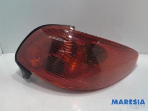 Used Taillight, right Peugeot 206 CC (2D) 1.6 16V Price € 30,00 Margin scheme offered by Maresia Parts
