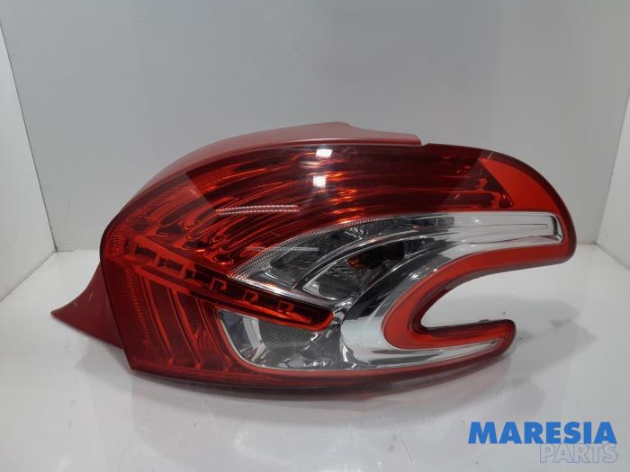 Taillight, right from a Peugeot 208 I (CA/CC/CK/CL) 1.6 e-HDi FAP 2014