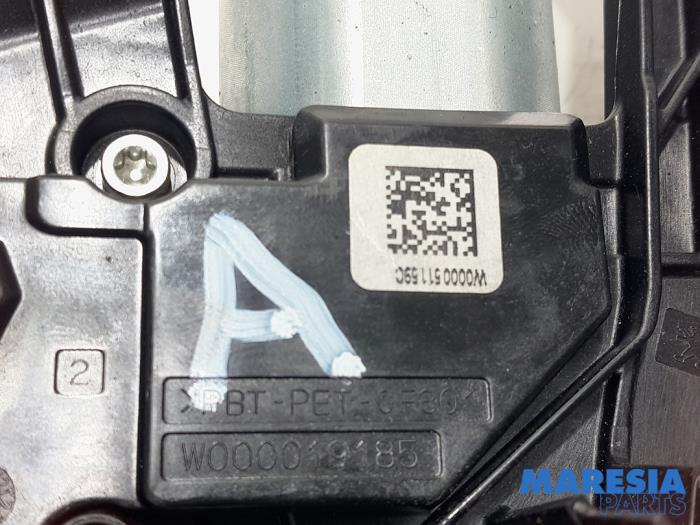 Rear wiper motor from a Peugeot 208 I (CA/CC/CK/CL) 1.6 e-HDi FAP 2014