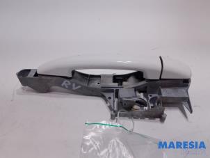 Used Front door handle 4-door, right Peugeot 208 I (CA/CC/CK/CL) 1.6 e-HDi FAP Price € 25,00 Margin scheme offered by Maresia Parts