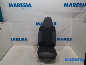 Używane Fotel lewy Peugeot 107 1.0 12V Cena € 69,00 Procedura marży oferowane przez Maresia Parts