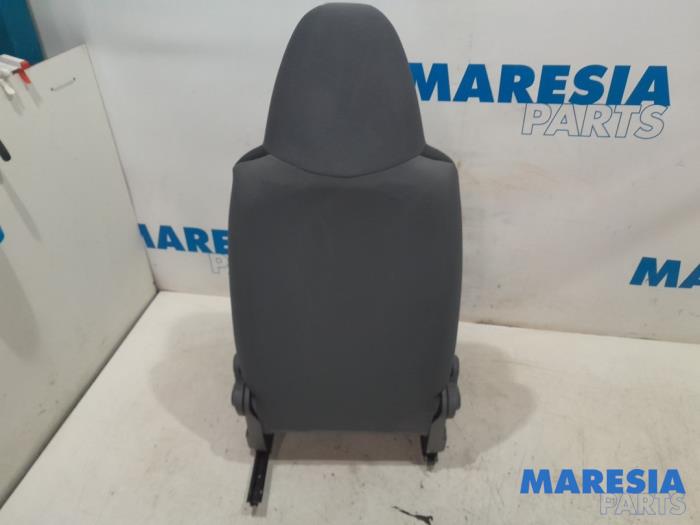 Seat, right from a Peugeot 107 1.0 12V 2010