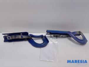 Used Bonnet Hinge Peugeot Expert (G9) 2.0 HDi 120 Price € 24,20 Inclusive VAT offered by Maresia Parts